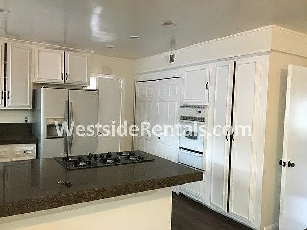 22221 Hartland St #HOUSE — Photo 8