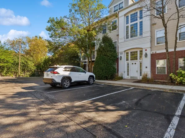 3333 Stratford Ct Unit 2D, Lake Bluff, IL 60044