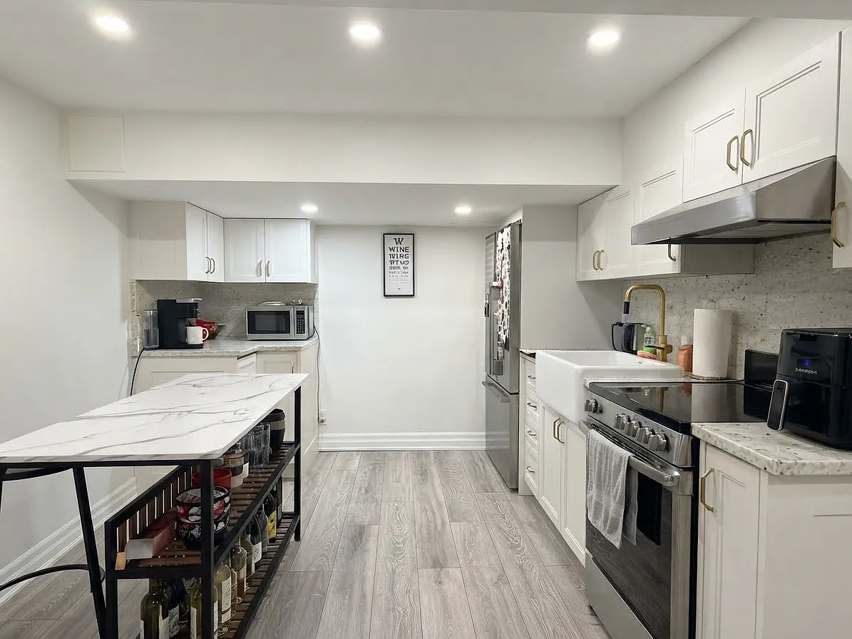 121 Sorauren Ave - 4 — Photo 3