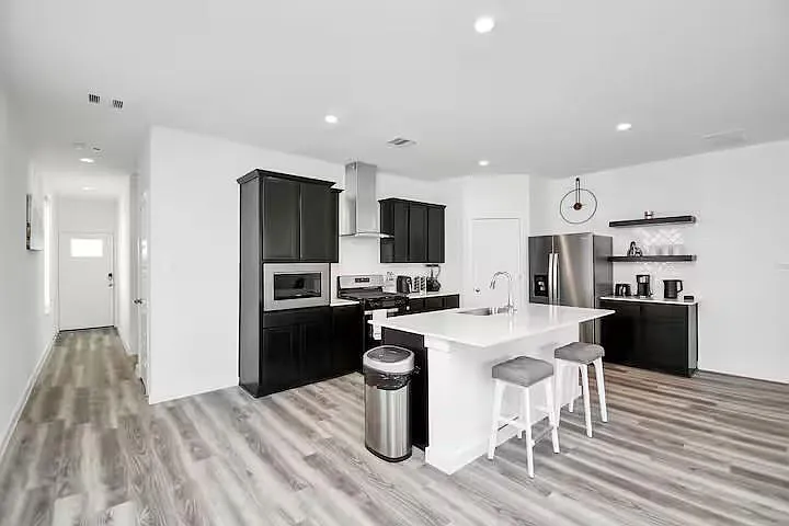 4 bed, 2.5 bath, 1979 sqft, $2,700 — Photo 4
