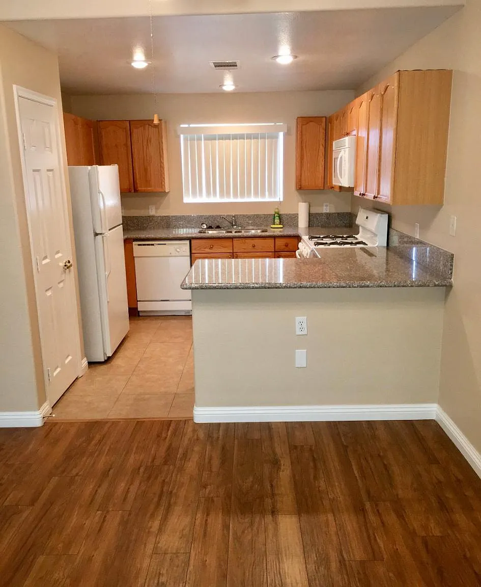 10524 Pine Glen Ave — Photo 1