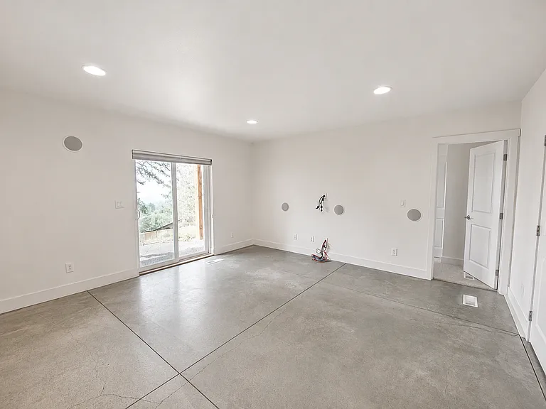 1821 NW Iowa Ave — Photo 31