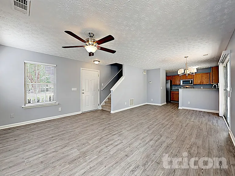 1202 W Oaks Way — Photo 2