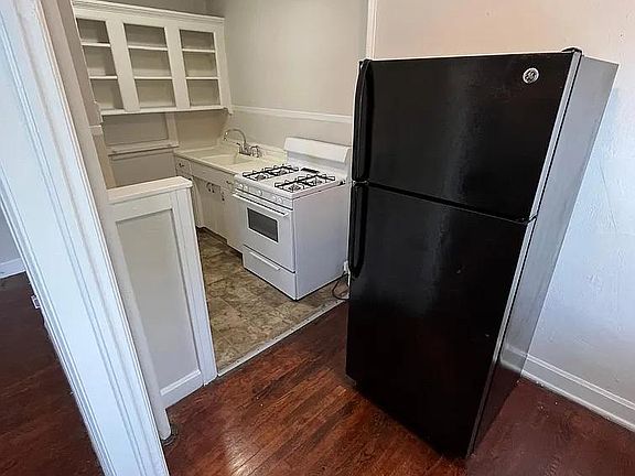 2nd image of 109 E 40th St #109A