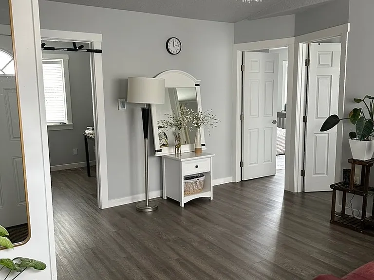 719 E Crown Ave — Photo 2
