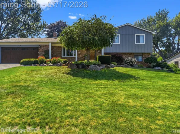 1438 Lynnwood Ln, White Lake, MI 48383