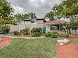 1903 E Camp McDonald Rd, Mount Prospect, IL 60056