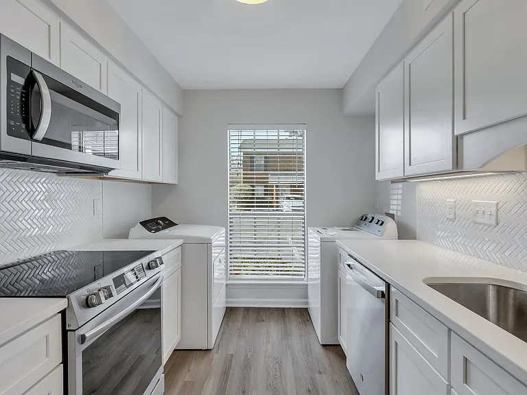 232 Stephenson Ave #4D — Photo 3