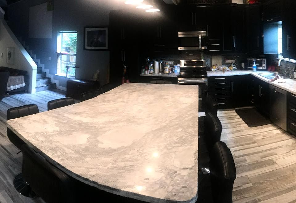 Large open area, Kitchen, dining and living area perfect for entertaining!