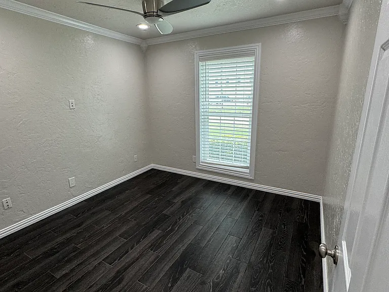 1705 Hawthorne Ln — Photo 15