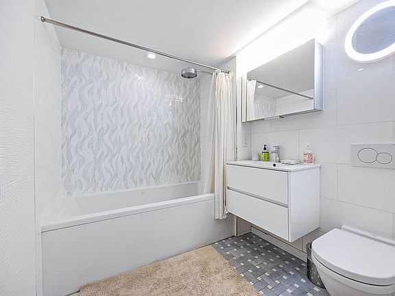 5th image of 205 E 16th St APT 4C