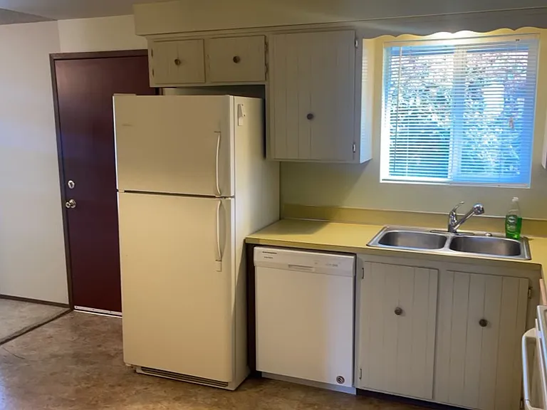 1020 SE Pasek St — Photo 3