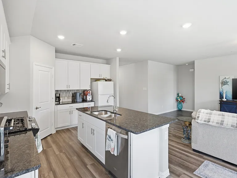 410 Dempsey Dr — Photo 7