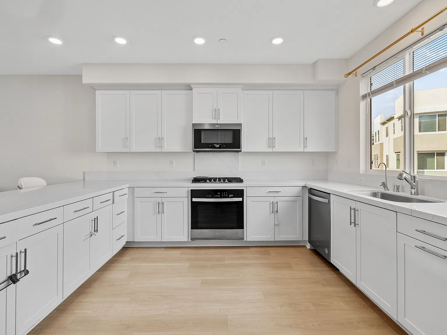 3 bed, 1920 sqft, $4,395 — Photo 4