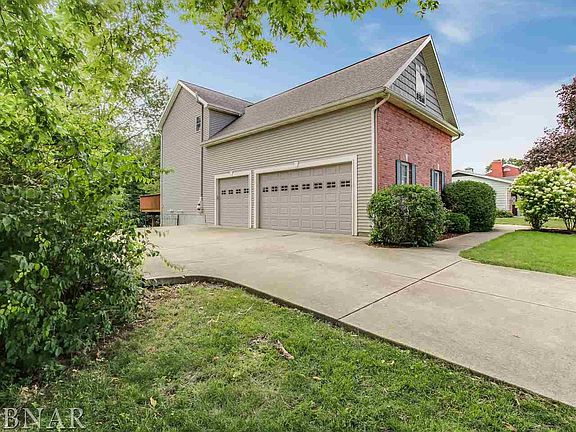 3rd image of 223 Fleetwood Dr