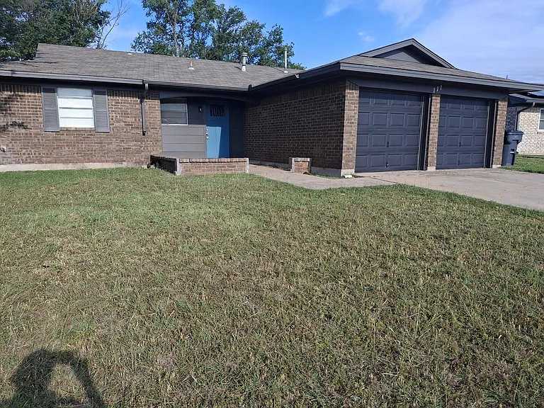 111 SE Coachman Dr — Photo 2