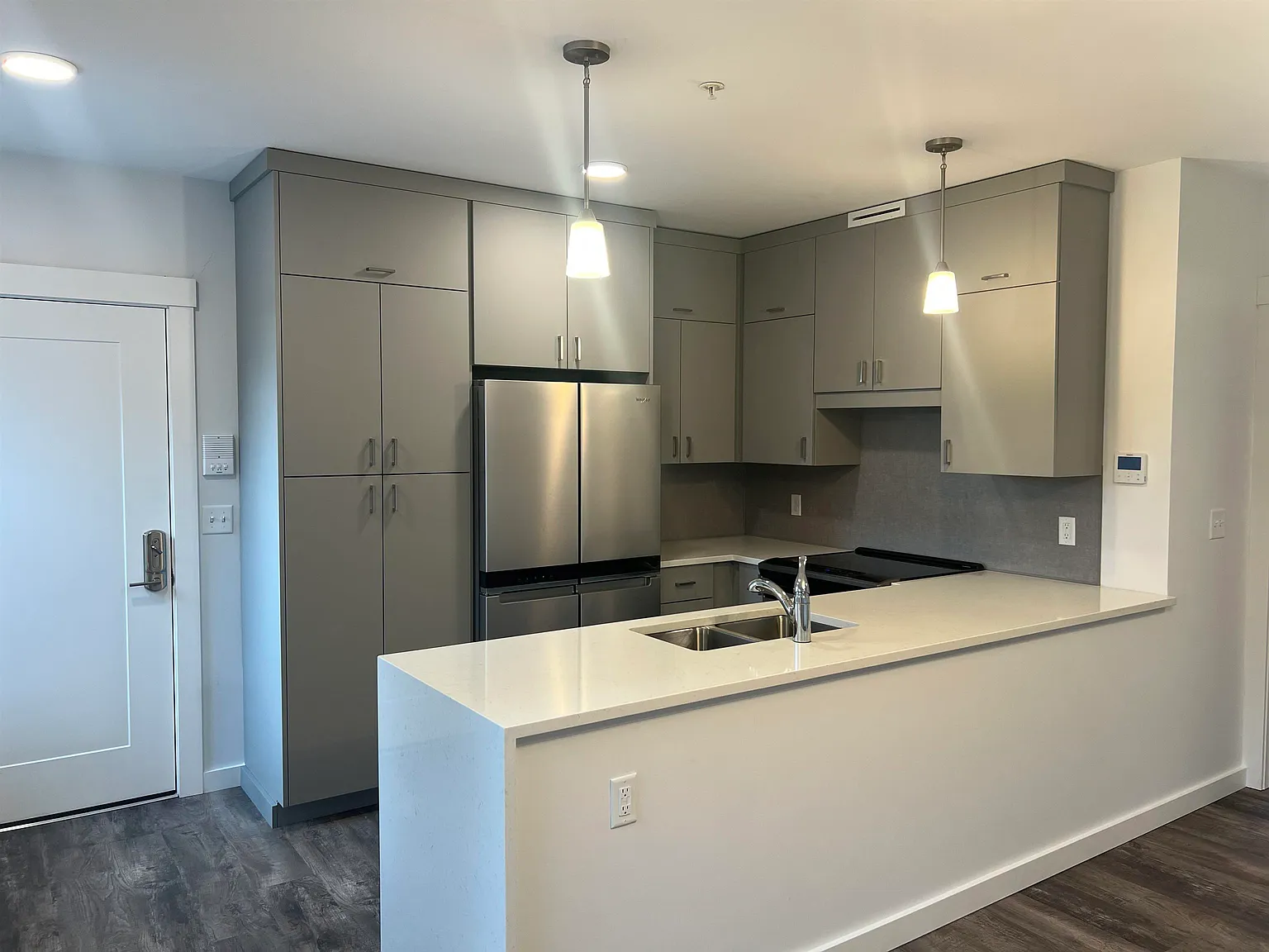 2 bed, 1.0 bath, 800 sqft, $2,400 — Photo 1