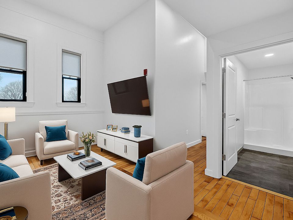 1st image of 1624 Lonsdale Ave #308
