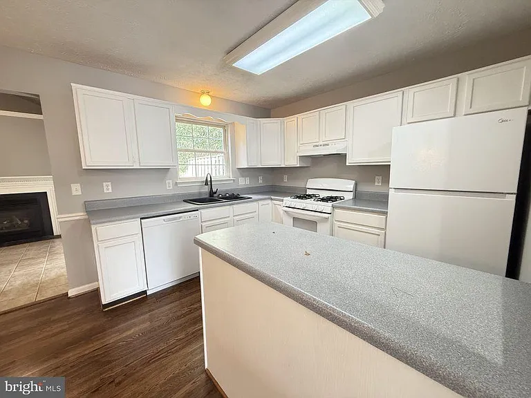 301 Sutton Ct — Photo 5