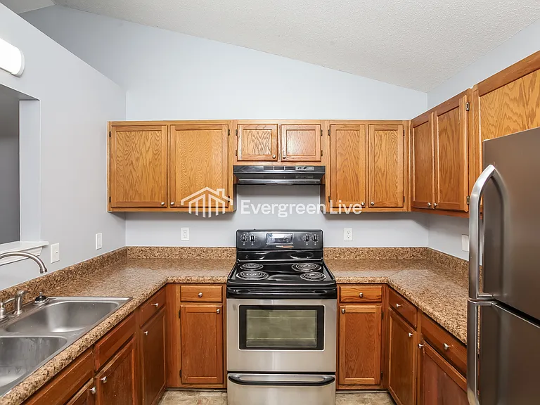 410 Clyde Ct — Photo 4