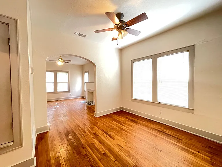 713 E Elmira St — Photo 2