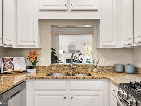 3rd image of 1424 Roundhouse Ln #85