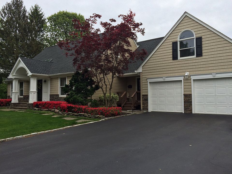 1st image of 9 Penataquit Dr