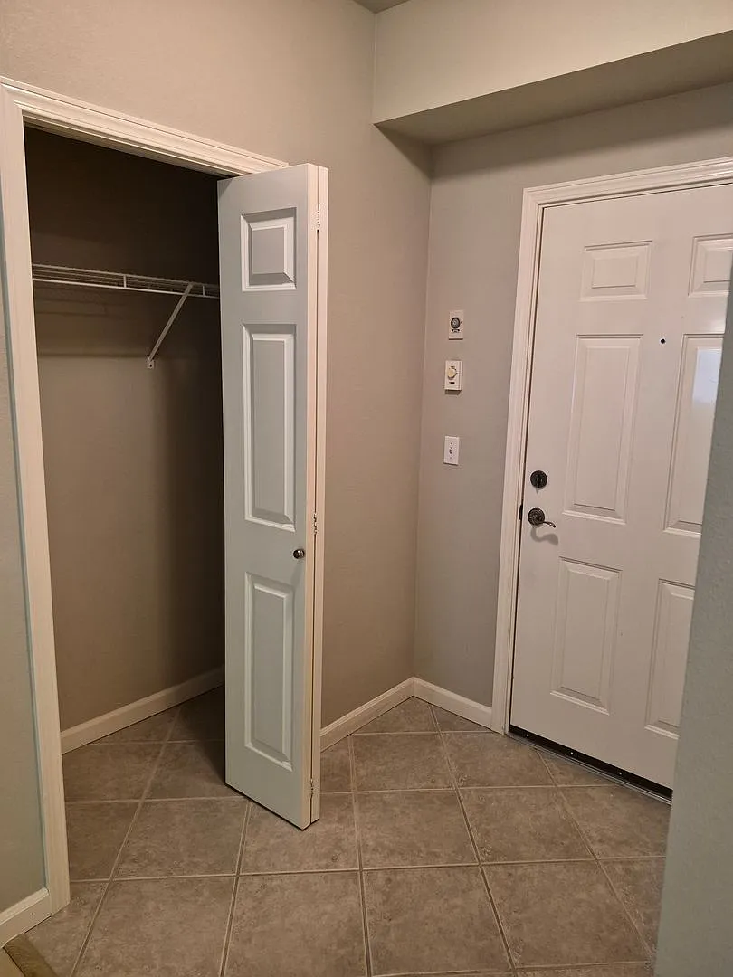 Move-in Ready, corner unit. — Photo 3