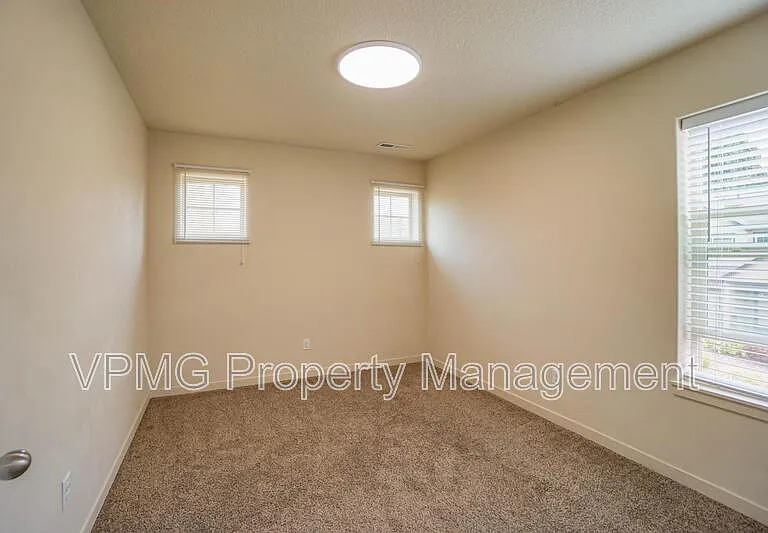 5941 NE 48th St — Photo 25