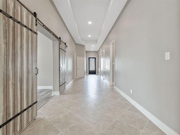 The light,welcoming entry!