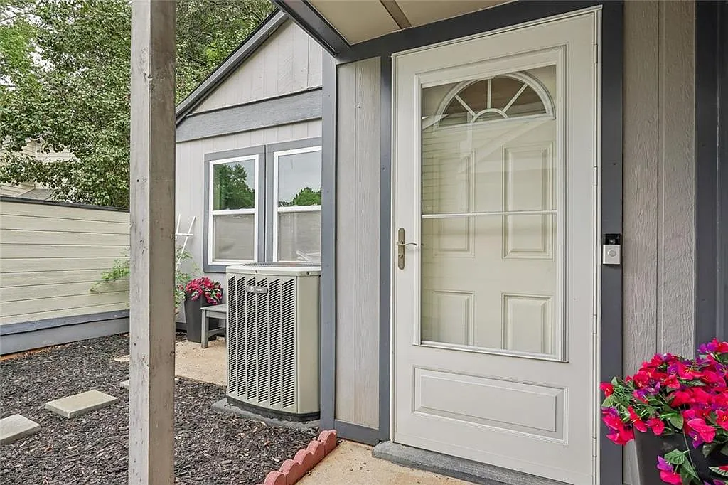 3 bed, 2.5 bath, 1369 sqft, $2,050 — Photo 4