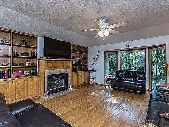 3rd image of 2 Lesbury Ln