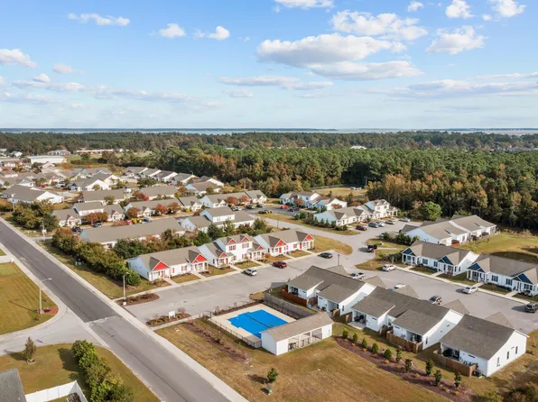 802 Pirates Landing Dr, Beaufort, NC 28516