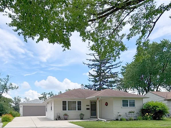 2902 Cardinal Dr, Rolling Meadows, IL 60008