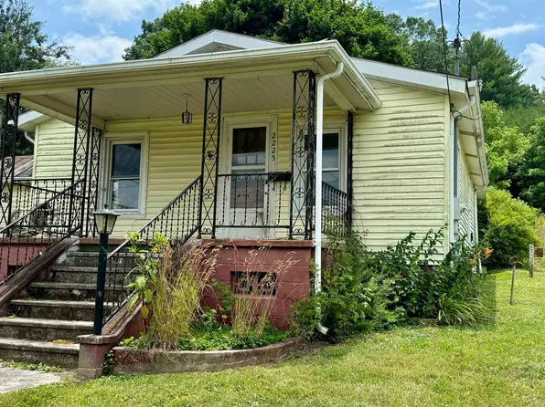 2225 W Ridge Rd, Wytheville, VA 24382