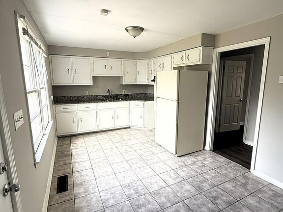 5th image of 400 E 4th St