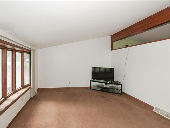 4th image of 23874 N Echo Lake Rd