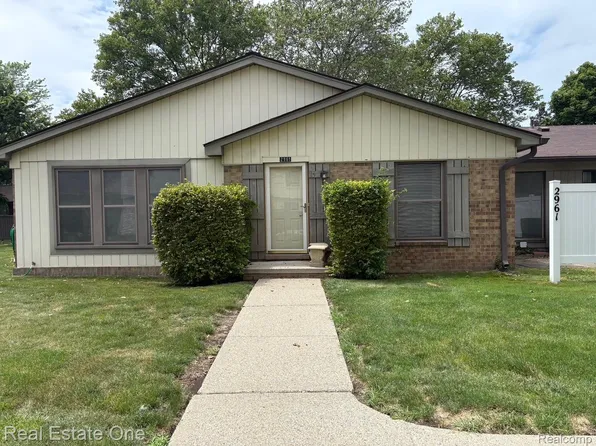 2961 Roundtree Dr, Troy, MI 48083