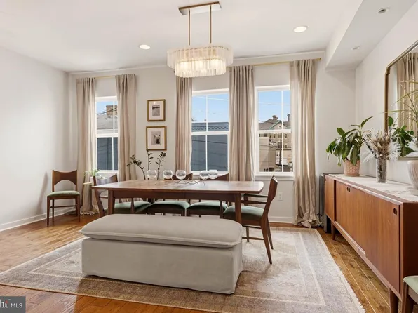 240 Pierce St, Philadelphia, PA 19148