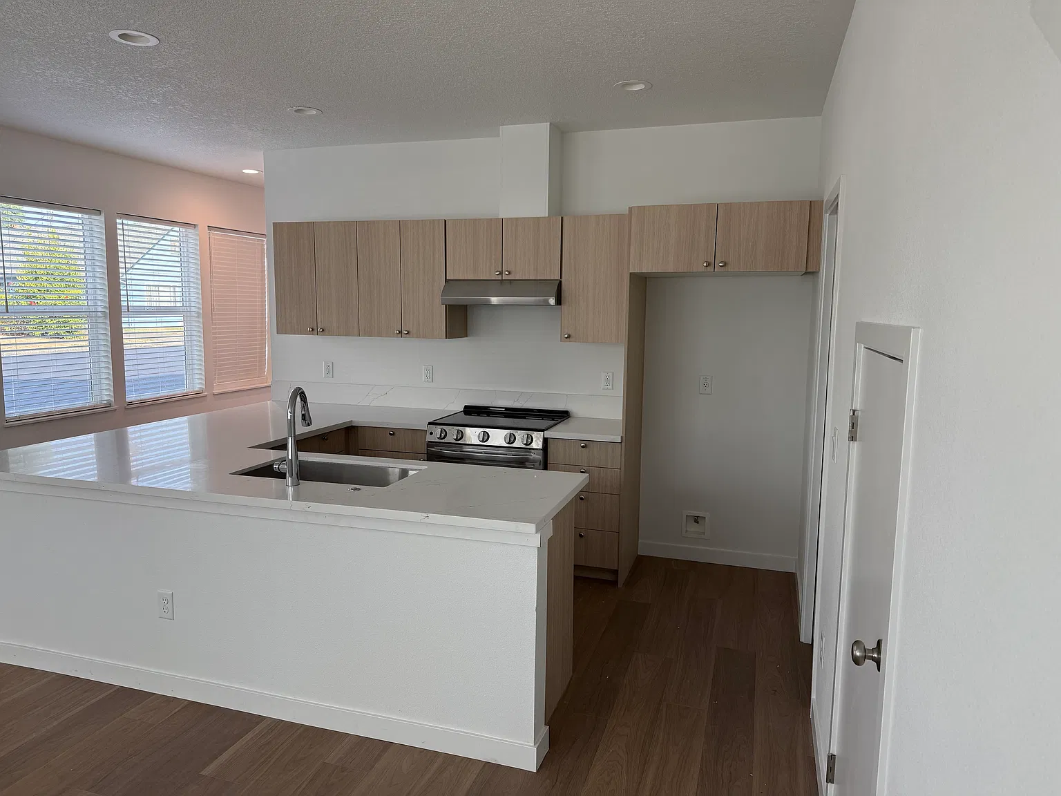 3 bed, 2.5 bath, 1360 sqft, $2,200 — Photo 3