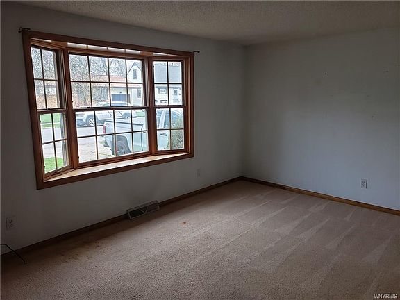4th image of 55 Harris Ct