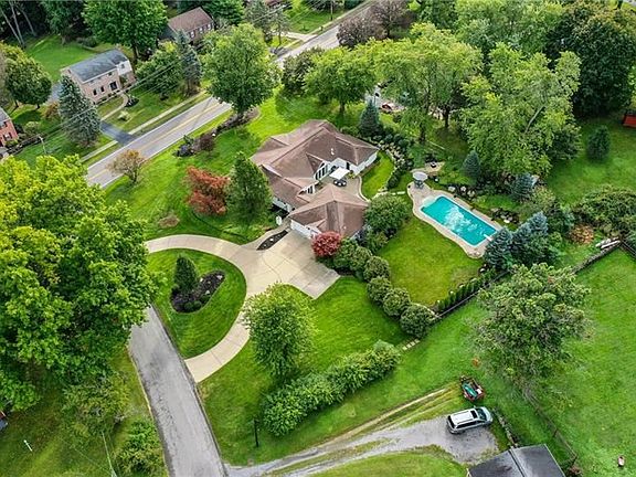 3rd image of 1574 Crestview Dr
