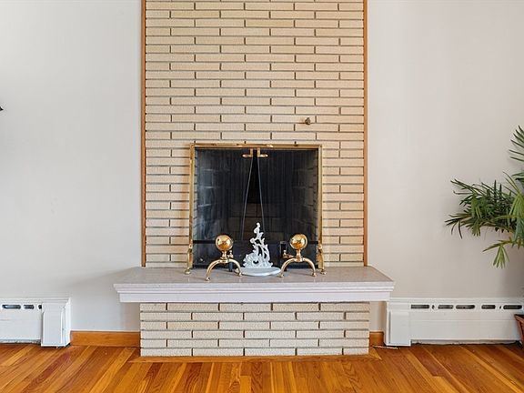 4th image of 42 Marlboro St