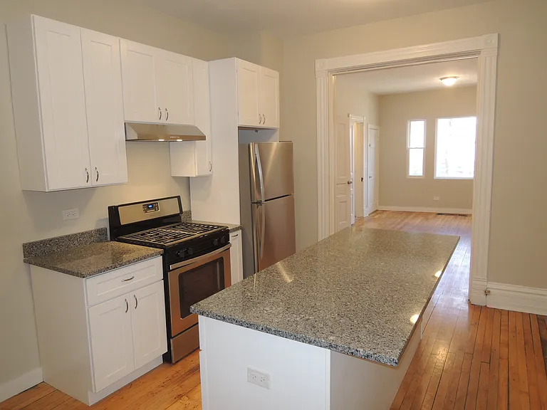 2154 N Maplewood Ave #1F — Photo 5