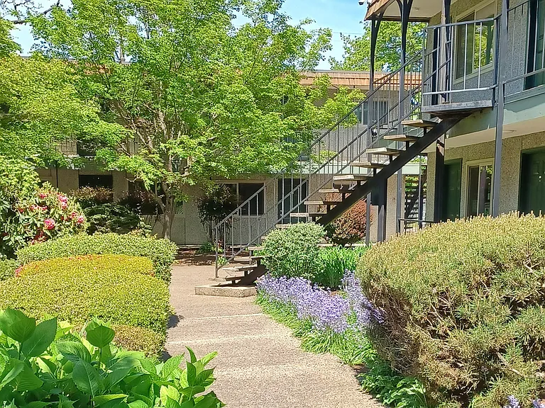 Jade West Apartments - Eugene Oregon