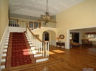 15 Woodedge Rd, Manhasset, NY 11030