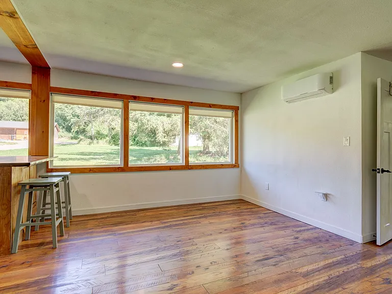 1736 W Beach Rd — Photo 5