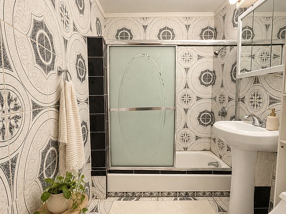 4th image of 470 Meridian St #1