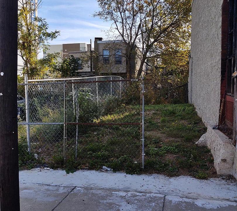 2nd image of 1904 W Hilton St