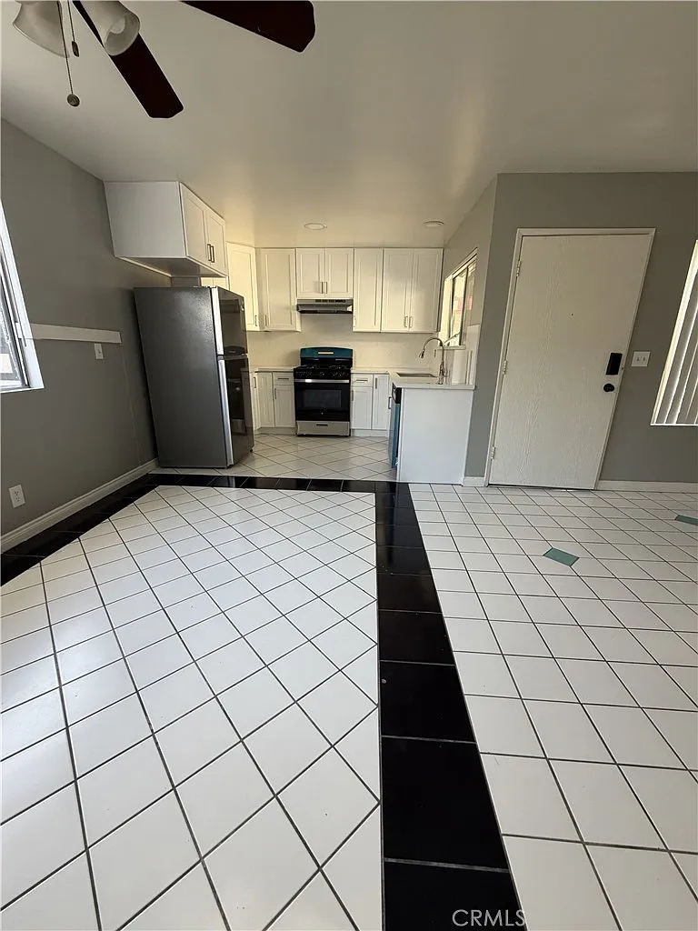 2 bed, 875 sqft, $2,600 — Photo 2